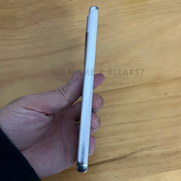 圆润设计抢先一步！谷歌 Pixel 8a铝制机模照片首次曝光